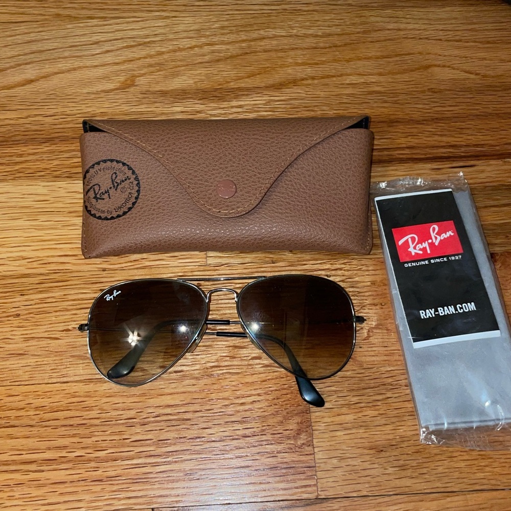 Ray-Ban Aviator Sunglasses with Black Frame and Brown Gradient Lenses